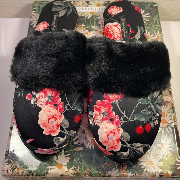 NEW VICTORIA’S SECRET SIGNATURE SATIN HOUSE SLIPPER - Picture 3 of 8